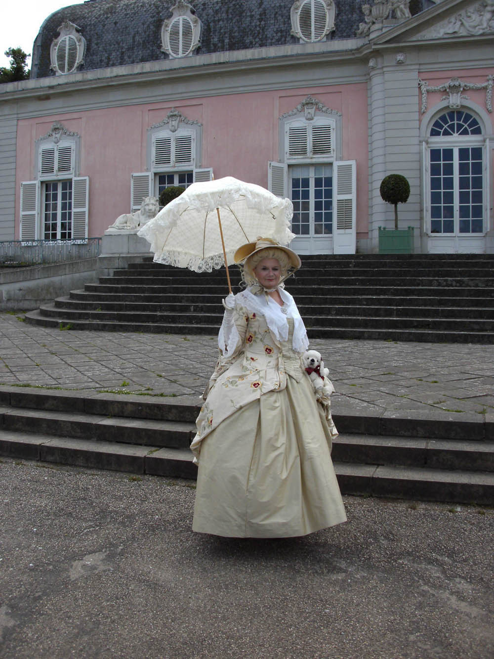 Andrea Schweinsberg vom "Jardin des Epoque" posiert als "Walking Act" vor dem Benrather Schloss beim Barockfest. - Foto: C. Hötzendorfer 