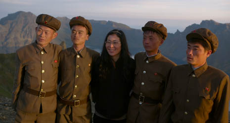 Filmemacherin Cho mit nordkoreanischen Militärs. Foto: Kundschafter Filmproduktion 