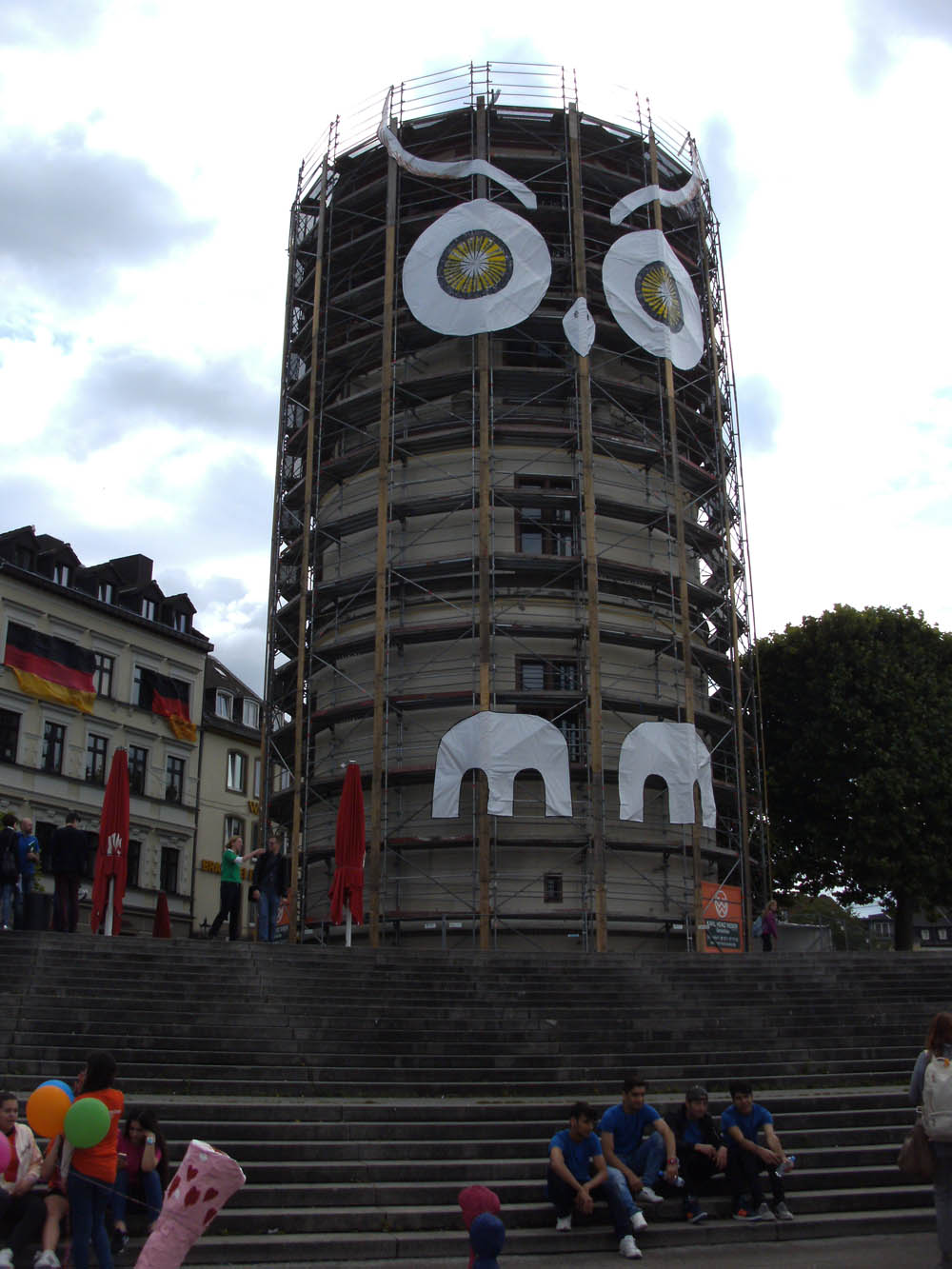 Der Schlossturm bekam ein Gesicht. - Foto: C. Hötzendorfer 
