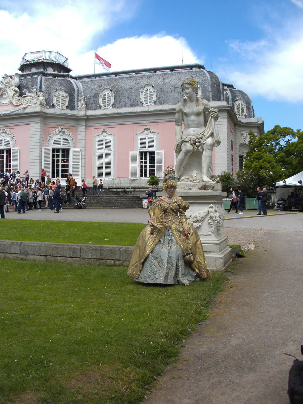 Im Benrather Schlosspark lustwandelten die Mitglieder des Düsseldorfer Vereins "Jardin des Epoques". - Foto: C. Hötzendorfer 